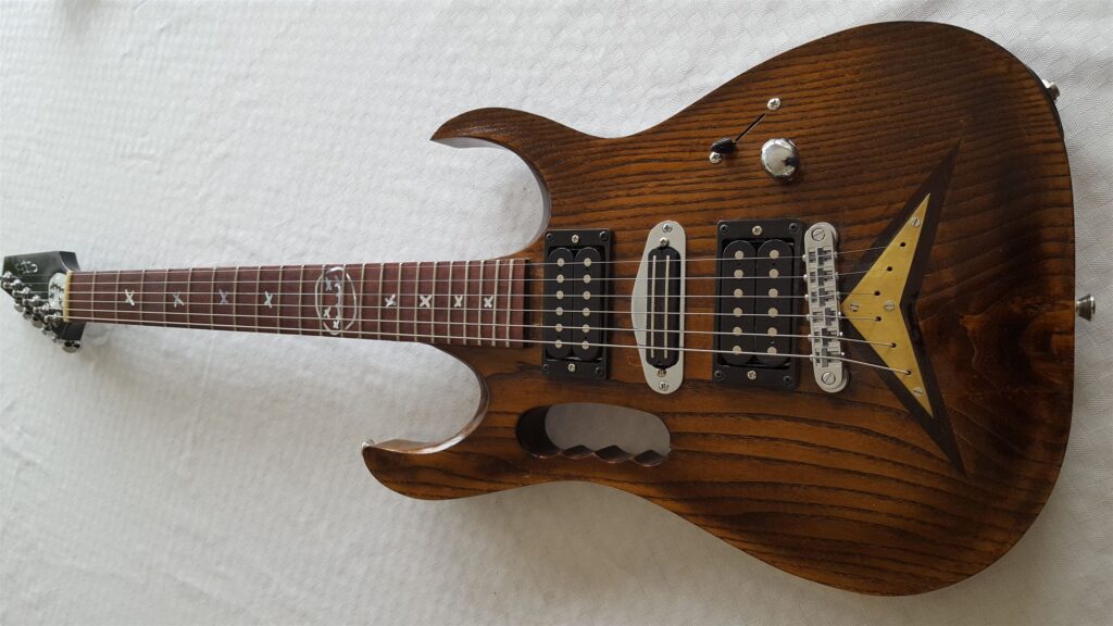 Elektrisk guitar, hvor kunden selv har tegnet indlæg til halsen