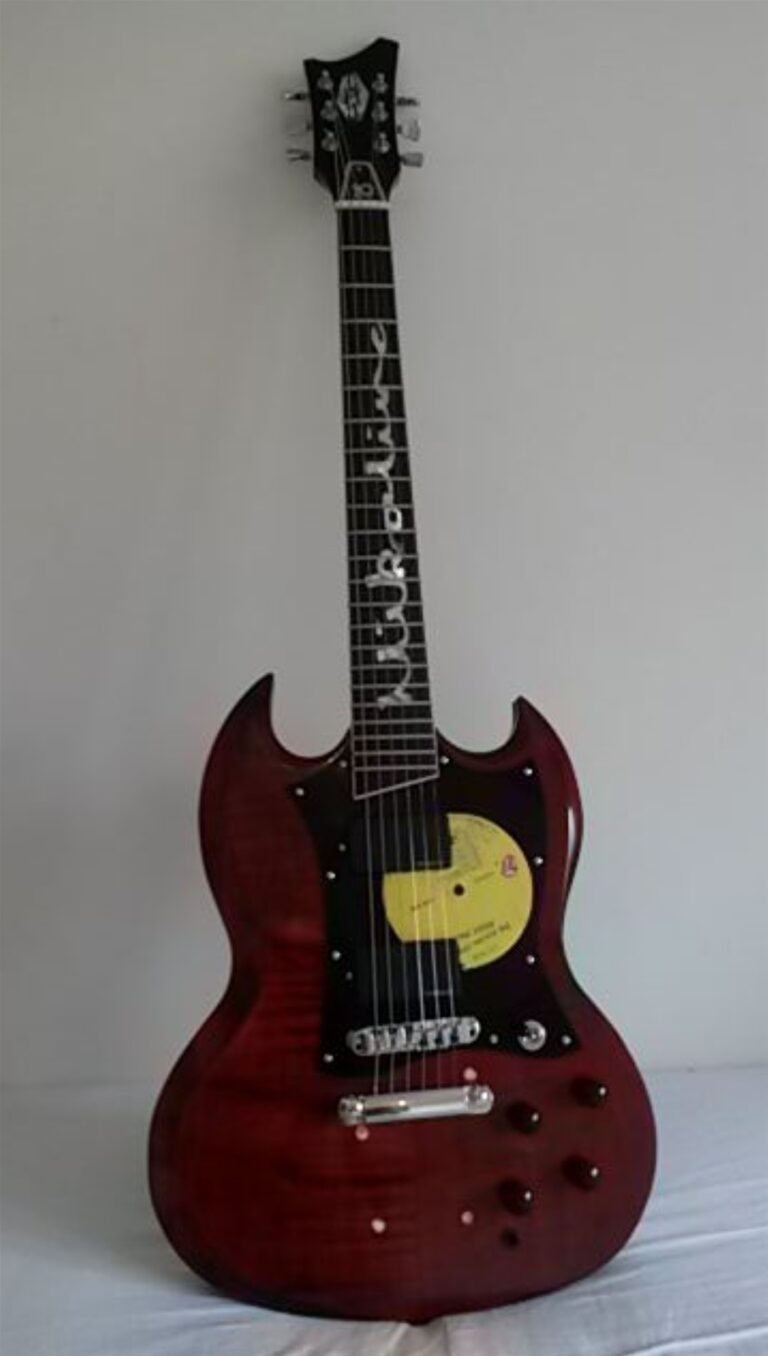 Elektrisk guitar i signaturserien. Kundes signatur indlagt i gribebræt i perlemor