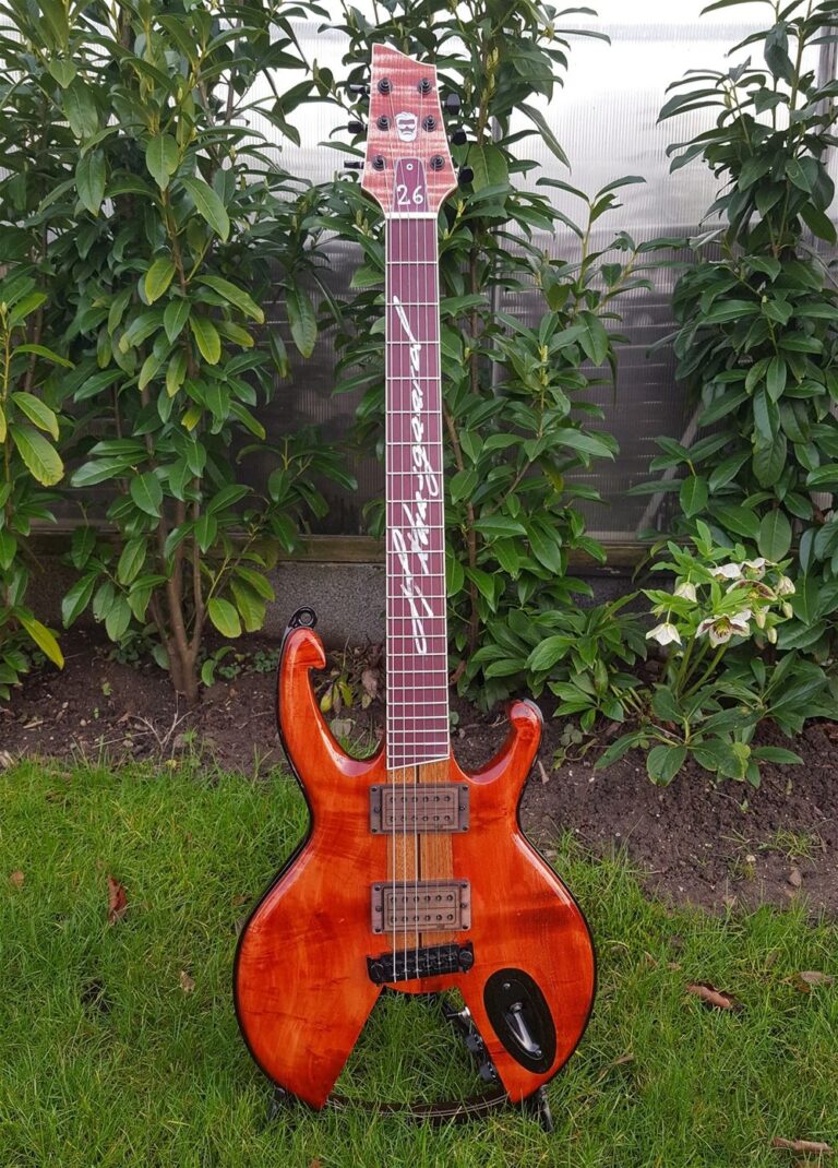 Elektrisk guitar i signaturserien. Kundes signatur indlagt i gribebræt i perlemor