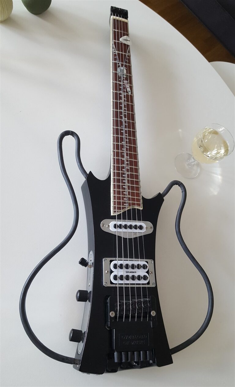 Hovedløs rejseguitar med aftagelige stålbøjler, så den er nem at fragte