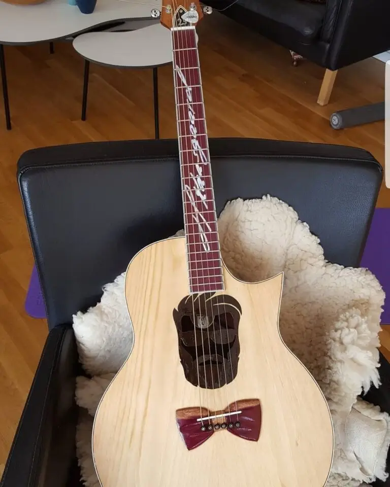 Akustisk guitar i Signaturserien, Signatur indlagt i gribebræt i perlemor